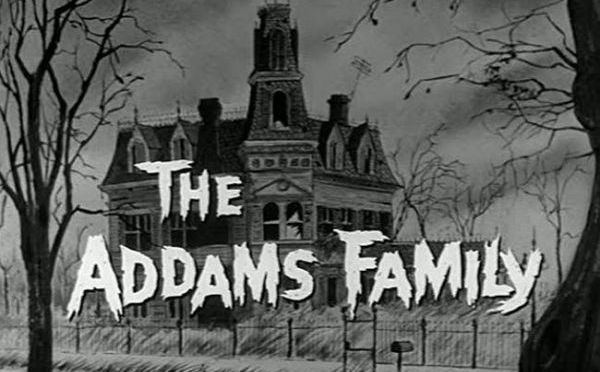 Umorismo nero e leggerezza: l'uomo dietro la Famiglia Addams